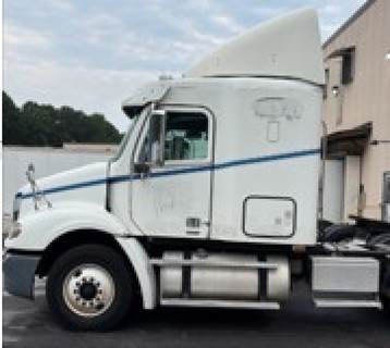 Freightliner COLUMBIA 112 Sleeper Semi Truck - Cummins 370HP, 10 Speed Manual