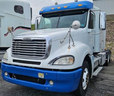 Freightliner Columbia Sleeper Semi Truck - Cat, 10 Speed Manual