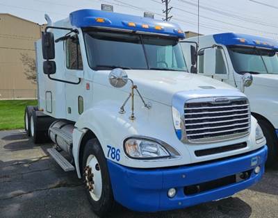 Freightliner Columbia Sleeper Semi Truck - Detroit, 10 Speed Manual