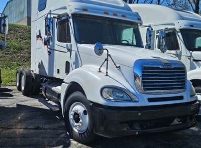 Freightliner Columbia Sleeper Semi Truck - Cat, 10 Speed Manual