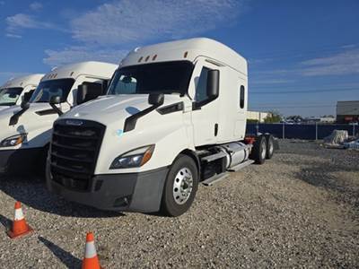 Freightliner CAS116 Sleeper Semi Truck - Mid Roof, Detroit 450HP, Automatic