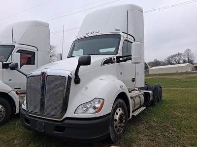 Kenworth T680 Sleeper Semi Truck - Day Cab, Paccar 455HP, Automatic