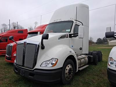 Kenworth T680 Sleeper Semi Truck - Day Cab, Paccar 455HP, Automatic