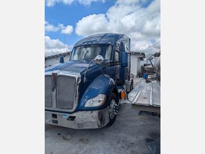 Kenworth T680 Sleeper Semi Truck - Cummins 450HP, 10 Speed Manual