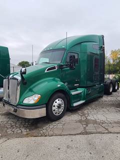 Kenworth T680 Sleeper Semi Truck - Paccar 455HP, 13 Speed Manual