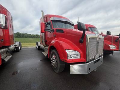 Kenworth T880 Sleeper Semi Truck - Cummins 450HP, 10 Speed Manual