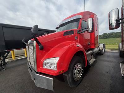 Kenworth T880 Sleeper Semi Truck - Cummins 450HP, 10 Speed Manual