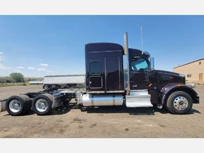Peterbilt 567 Sleeper Semi Truck - Paccar 450HP, 18 Speed Manual