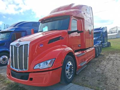 Peterbilt 579 Sleeper Semi Truck - 80" Double Bunk, Paccar 485HP, Automatic