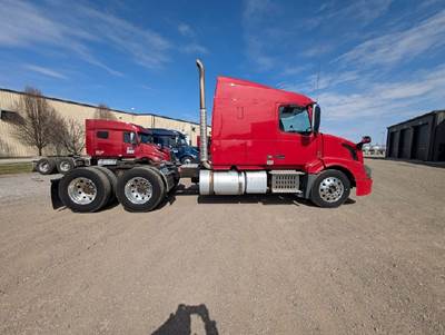 Volvo VNL64T670 Sleeper Semi Truck - D13 475HP