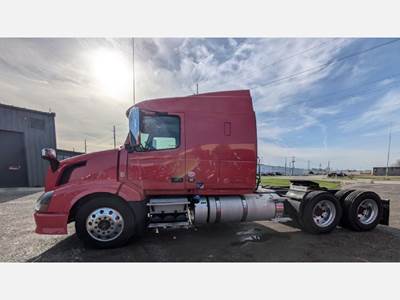 Volvo VNL64T670 Sleeper Semi Truck - D13 475HP