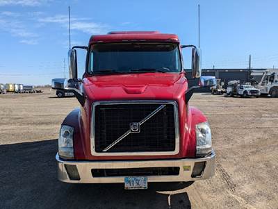 Volvo VNL64T670 Sleeper Semi Truck - D13, Automatic