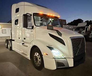 Volvo VNL64T760 Sleeper Semi Truck - D13 455HP, Automatic