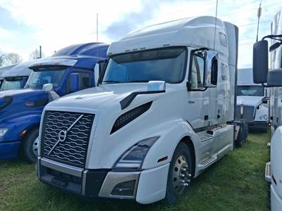 Volvo VNL64T760 Sleeper Semi Truck - 77" Double Bunk, D13 425HP