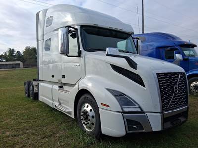Volvo VNL64T760 Sleeper Semi Truck - 77" Double Bunk, D13 425HP