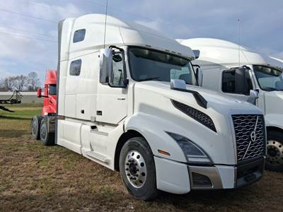 Volvo VNL64T760 Sleeper Semi Truck - 77" Double Bunk, D13 425HP