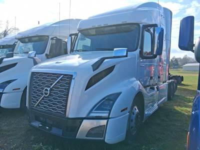 Volvo VNL64T760 Sleeper Semi Truck - 77" Double Bunk, D13 425HP
