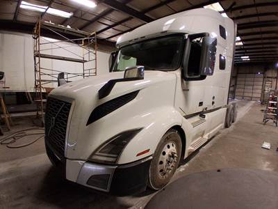 Volvo VNL64T760 Sleeper Semi Truck - 77" Double Bunk, D13 425HP