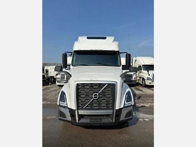 Volvo VNL64T760 Sleeper Semi Truck - D13 455HP, Automatic