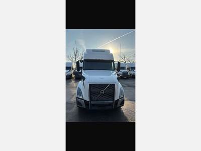 Volvo VNL64T760 Sleeper Semi Truck - D13 455HP, Automatic