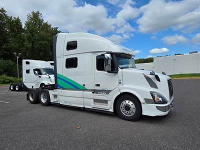 Volvo VNL64T780 Sleeper Semi Truck - 189" Hi Rise, D13 455HP, Automatic