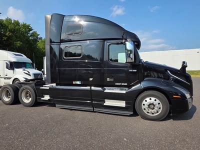 Volvo VNL64T860 Sleeper Semi Truck - 77" Raised Roof Condo, D13 455HP, Automatic