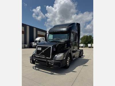 Volvo VNL 760 Sleeper Semi Truck - Raised Roof, D13