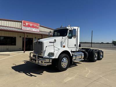 Kenworth T800 Day Cab Truck - Cummins 450HP, 10 Speed Manual