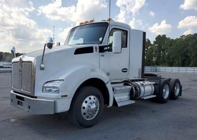 Kenworth T880 Day Cab Truck - Paccar 455HP, 10 Speed Ultrashift Amt