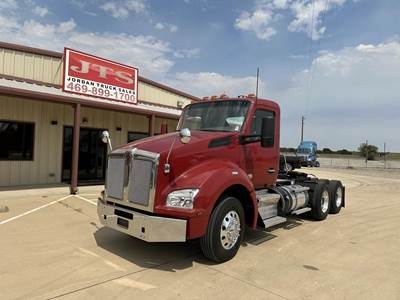 Kenworth T880 Day Cab Truck - Paccar 455HP, 10 Speed Ultrashift Amt