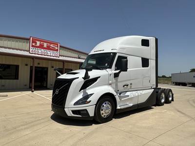 Volvo VNL64T860 Sleeper Semi Truck - 77" Raised Roof Sleeper, D13 455HP, 13 Speed I Shift Amt