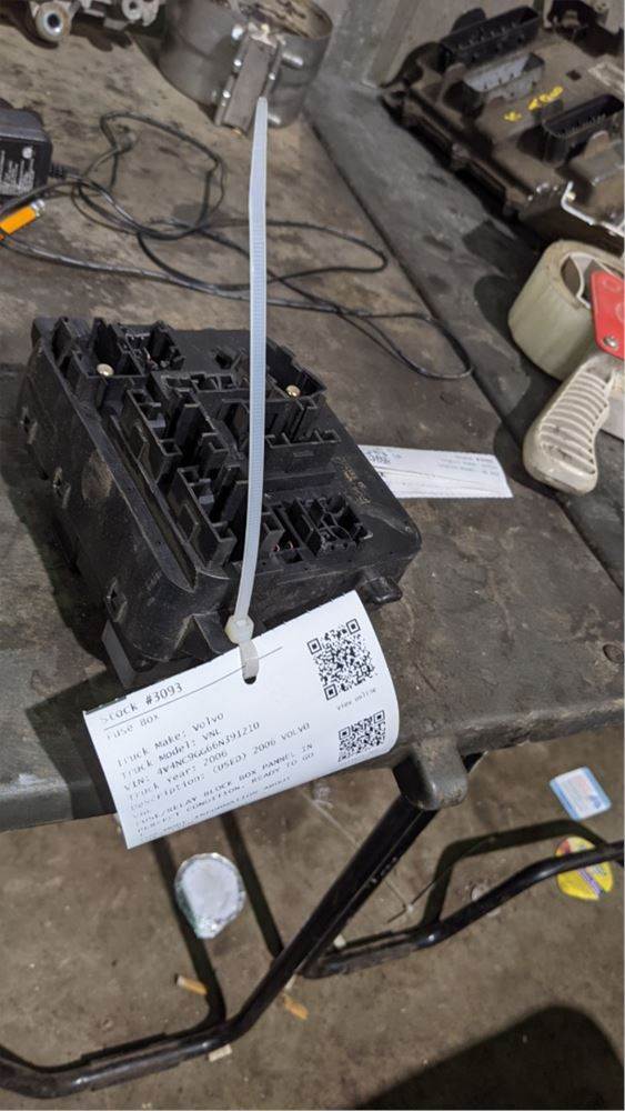2006 Volvo VNL Fuse Box For Sale Montréal, QC, Canada 3093