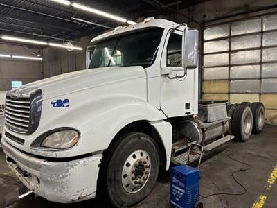 Freightliner Columbia 120 Day Cab Truck - 13 Speed Manual
