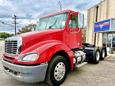Freightliner Columbia 120 Day Cab Truck - Detroit 445HP, 10 Speed Manual