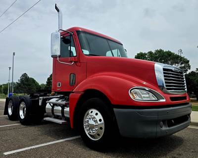 Freightliner Columbia 120 Day Cab Truck - Detroit 445HP, 10 Speed Manual
