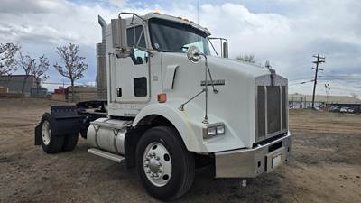 Kenworth T800 Single Axle Day Cab Truck - Caterpillar 410HP, 10 Speed Manual