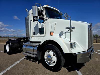 Kenworth T800 Single Axle Day Cab Truck - Caterpillar 410HP, 10 Speed Manual