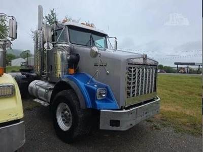 Kenworth T800 Tri Axle Day Cab Truck - Cummins 500HP, 18 Speed Manual