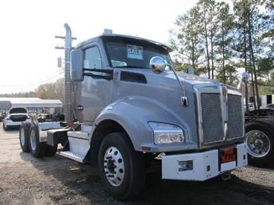 Kenworth T880 Day Cab Truck - Paccar 455HP, 10 Speed Manual
