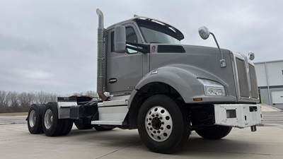 Kenworth T880 Day Cab Truck - Paccar 455HP, 10 Speed Manual