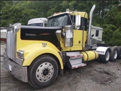 Kenworth W900 Tri Axle Day Cab Truck - Caterpillar 355HP, 13 Speed Manual