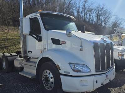 Peterbilt 579 Day Cab Truck - Paccar 455HP, 10 Speed Manual