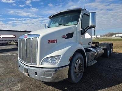 Peterbilt 579 Day Cab Truck - Paccar 455HP, 10 Speed Automatic