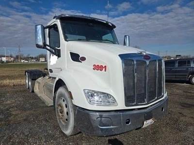 Peterbilt 579 Day Cab Truck - Paccar 455HP, 10 Speed Automatic
