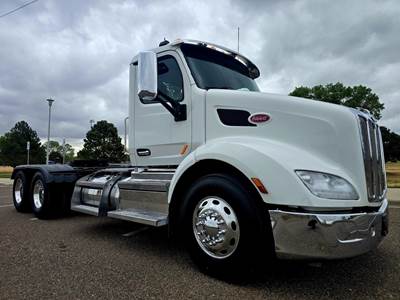 Peterbilt 579 Day Cab Truck - Paccar 455HP, 10 Speed Automatic