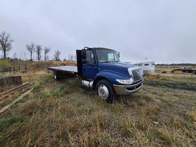 International DuraStar 4300 26 ft Flatbed Truck - 215HP, 6 Speed Manual