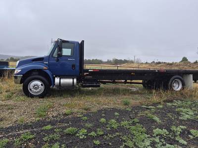 International DuraStar 4300 26 ft Flatbed Truck - 215HP, 6 Speed Manual