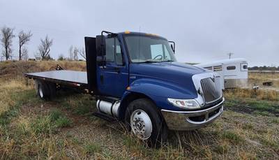 International DuraStar 4300 26 ft Flatbed Truck - 215HP, 6 Speed Manual