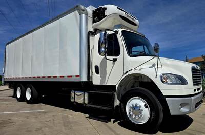 Freightliner M2 106 26 ft Refrigerated Truck - Automatic, Thermo King, Liftgate