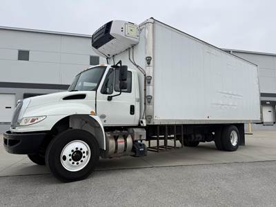 International DuraStar 4300 24 ft Refrigerated Truck - 6 Speed Automatic, Carrier